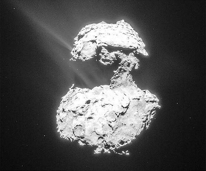 Komet 67P/Churyumov-Gerasimenko memuntahkan debu ke luar angkasa.