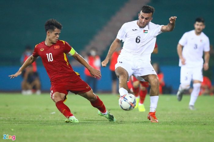 Khuat Van Khang (kiri), yang dipercaya sebagai kapten karena Nguyen Van Truong cedera, gagal membawa Timnas U-20 Vietnam menang atas Palestina dalam uji coba di Phu Tho, Sabtu (3/9/2022).