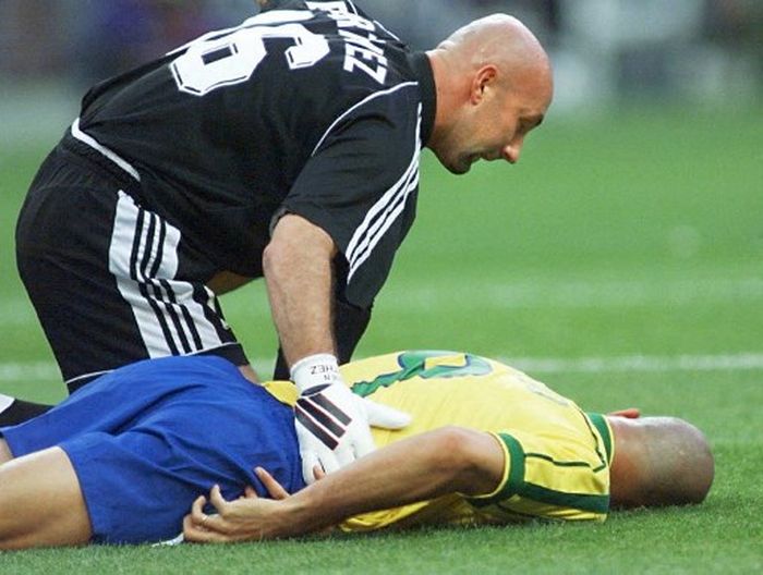 Ronaldo mengalami benturan dengan Fabien Barthez dalam duel final Piala Dunia 1998 antara timnas Brasil vs Prancis (12/7/1998).