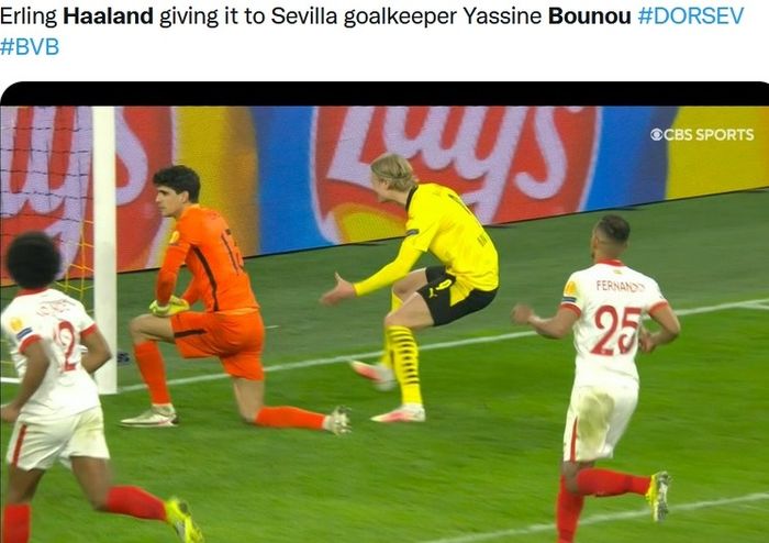 Momen saat Erling Haaland mengejek Yassine Bounou pada Liga Champions 2020-2021.
