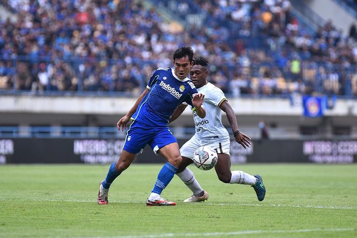 Bek Persib Bandung, Zalnando, sedang berduel dengan pemain Rans Nusantara FC pada laga pekan ke-8 Liga 1 2022/2023, Minggu (4/9/2022).