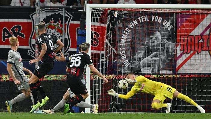 Winger asal Belgia, Alexis Saelemaekers, sukses mencetak gol penyama kedudukan bagi AC Milan yang sempat tertinggal oleh gol Noah Okafor dari RB Salzburg pada laga perdana Grup E Liga Champions 2022-2023.