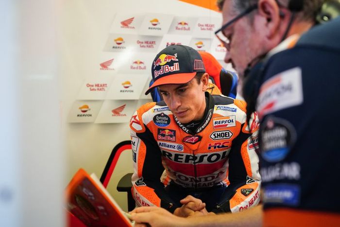 Pembalap Repsol Honda, Marc Marquez, berbicara dengan kru saat tes resmi MotoGP di Sirkuit Misano, Italia, 7 September 2022.