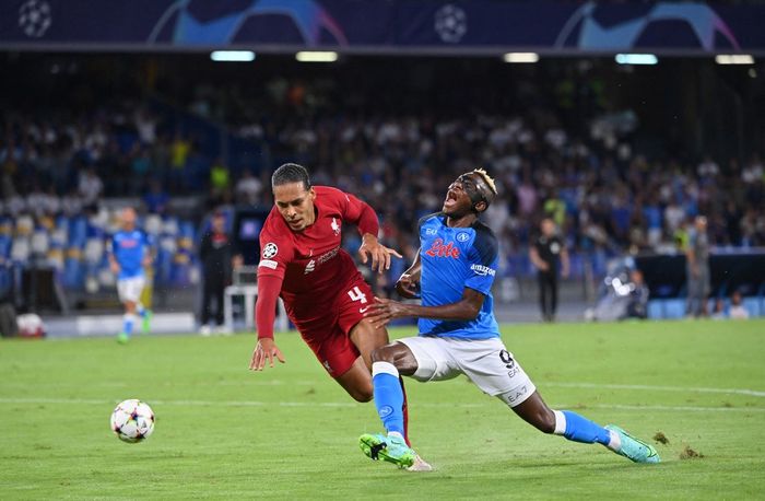 Virgil van Dijk melanggar Victor Osimhen dalam duel Napoli vs Liverpool di Stadion Diego Maradona, Naples, pada laga Liga Champions (7/9/2022).