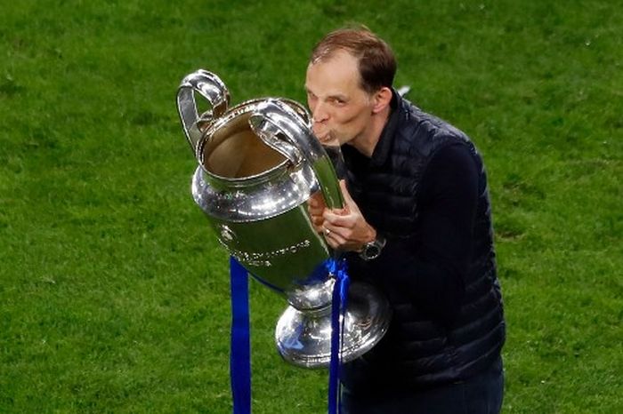 Thomas Tuchel mencium trofi juara Liga Champions usai menangi final di Do Dragao, Porto (29/5/2021).