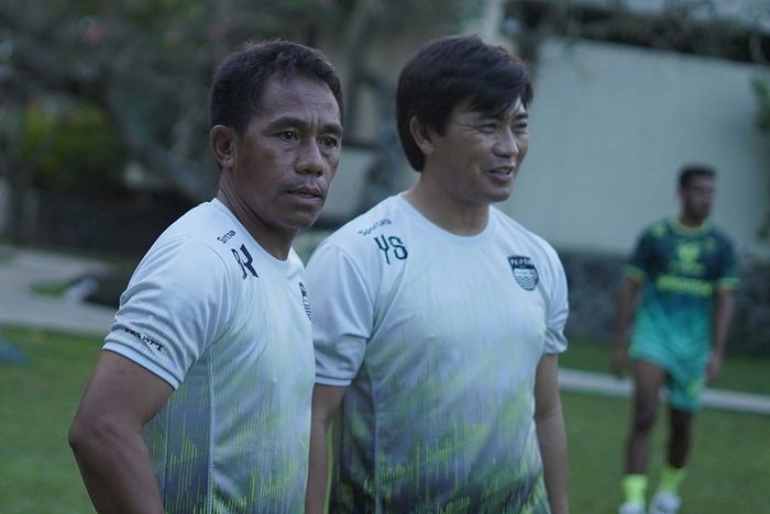 Asisten pelatih Persib Bandung, Budiman dan Yaya Sunarya.