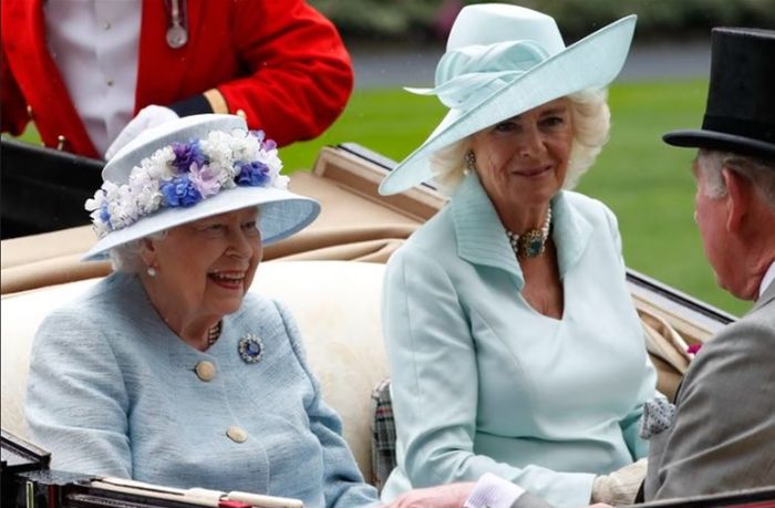 Foto Ratu Elizabeth II dan Camilla Parker Bowles.