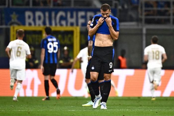 Reaksi Edin Dzeko saat Inter Milan kalah dari Bayern Muenchen dalam laga Liga Champions di San Siro, Milano (7/9/2022).