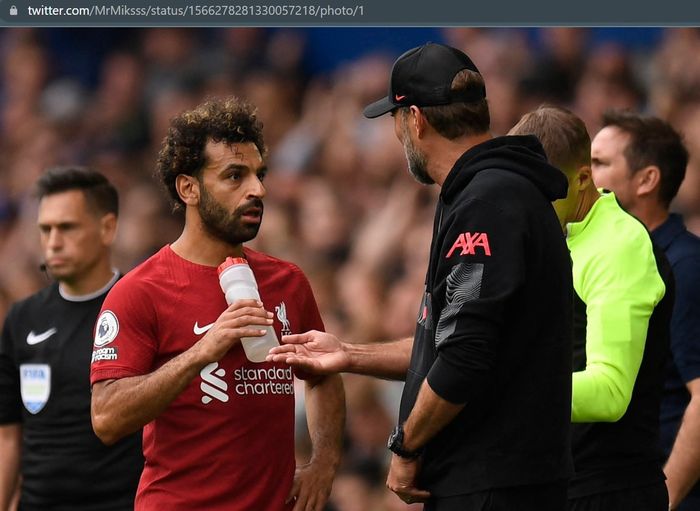 Momen Mohamed Salah dan Juergen Klopp berdiskusi di pinggir lapangan dalam salah satu laga Liverpool di Liga Inggris.