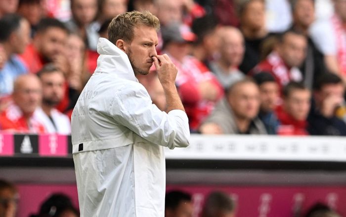 Ekspresi pelatih Bayern Muenchen, Julian Nagelsmann, dalam laga Bundesliga kontra Stuttgart di Stadion Allianz Arena, Sabtu (10/9/2022).