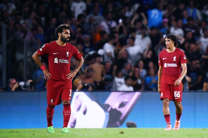 Mohamed Salah (kiri) dan Trent Alexander-Arnold lesu setelah Liverpool kemasukan gol oleh Napoli dalam duel Liga Champions di Stadion Diego Maradona, Naples (7/9/2022).