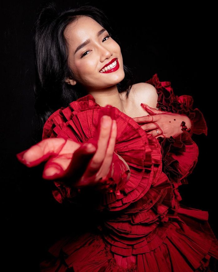 Pemotretan Fuji An dengan tema serba merah.