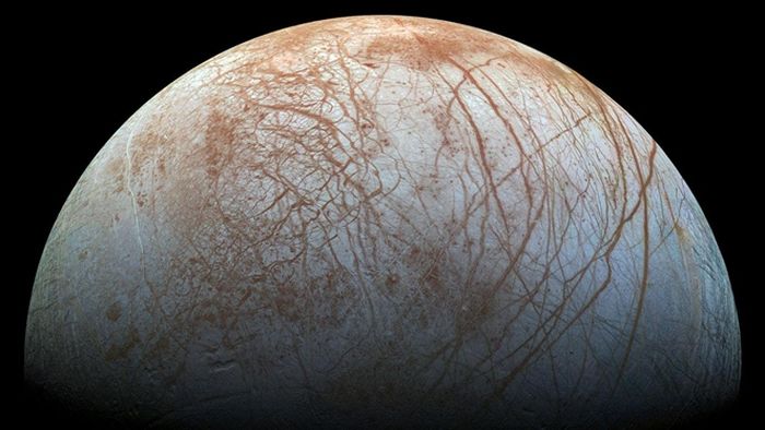 Planet-planet di tata surya yang jauh, seperti bulan Jupiter Europa yang digambarkan di atas, mungkin terkubur di bawah tanah di dalam air.