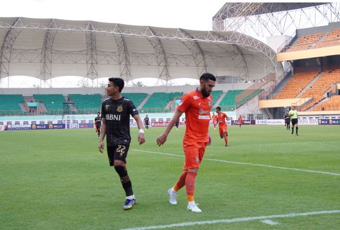 Striker Bhayangkara FC, Dendy Sulistyawan (kiri), mendapatkan pengawalan ketat dari bek Borneo FC bernama Jevlon Guseynov (kanan) dalam pekan kesembilan Liga 1 2022 di Stadion Wibawa Mukti, Cikarang, Jawa Barat, 13 September 2022.