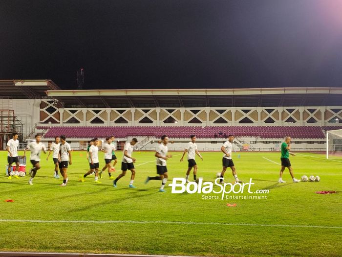 Suasana latihan timnas U-19 Indonesia jelang Kualifikasi Piala Asia U-20 2023 di Lapangan Thor, Surabaya, Selasa (13/9/2022).