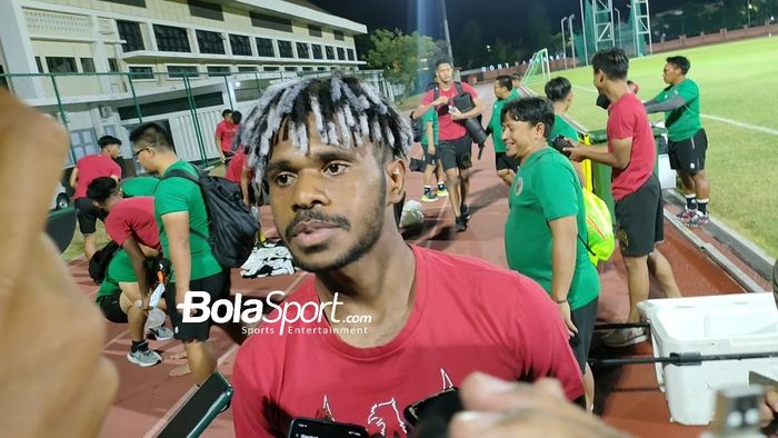  Barnabas Sobor saat latihan timnas U-19 Indonesia jelang Kualifikasi Piala Asia U-20 2023 di Lapangan Thor, Surabaya, Selasa (13/9/2022).