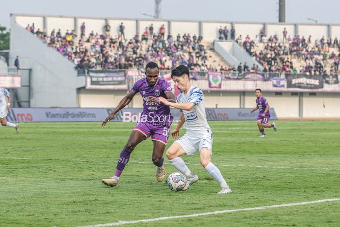 Yohanes Kandaimu (ungu) resmi jadi pemain baru Persebaya Surabaya untuk musim 2023-2024