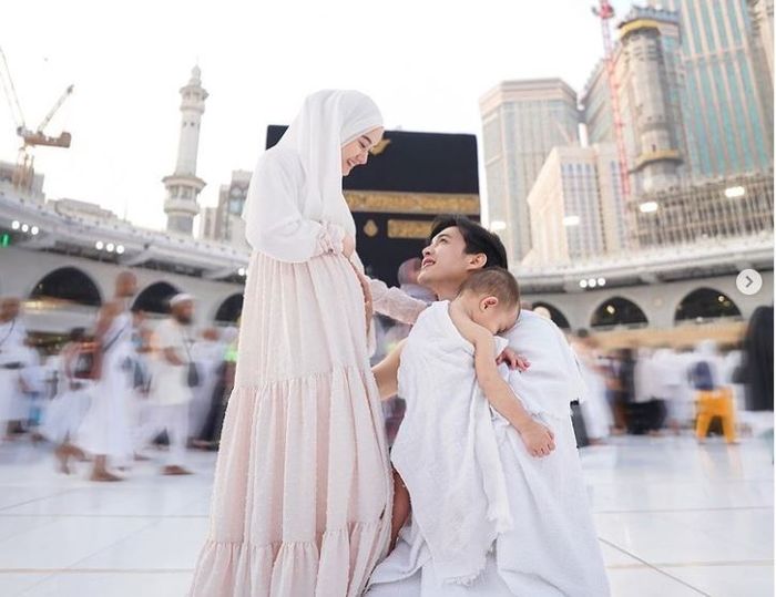 Dinda Hauw kabarkan hamil anak kedua saat umroh