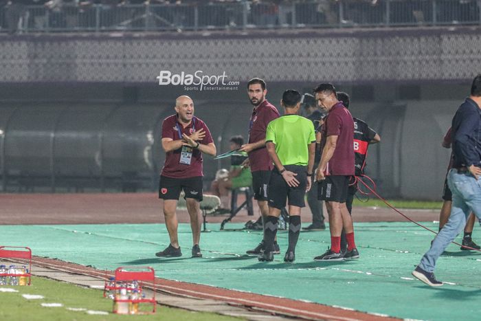 Pelatih PSM Makassar, Bernardo Tavares Fernando Jose (kiri), nampak sempat mengajukan protes ke wasit dalam laga pekan ke-10 Liga 1 2022 di Stadion Indomilk Arena, Tangerang, Banten, 15 September 2022.