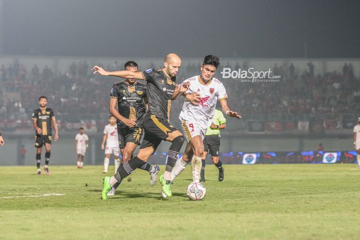 Bek Dewa United, Risto Mitrevski (kiri), sedang menguasai bola dam dibayangi striker PSM Makassar bernama Muhammad Ramadhan Sananta dalam laga pekan ke-10 Liga 1 2022 di Stadion Indomilk Arena, Tangerang, Banten, 15 September 2022.