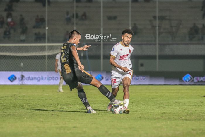 Pemain PSM Makassar, Yakob Sayuri (kanan), sedang berusaha merebut bola ketika bertanding dalam laga pekan ke-10 Liga 1 2022 di Stadion Indomilk Arena, Tangerang, Banten, 15 September 2022.