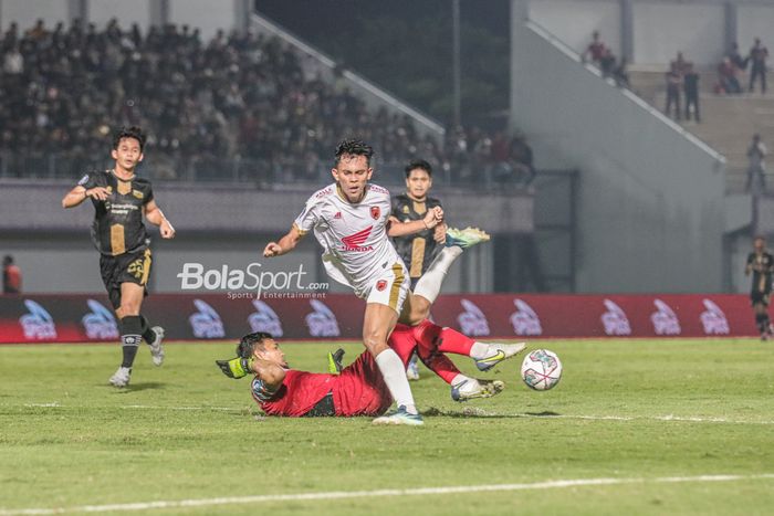 Kiper Dewa United, Muhammad Natshir (kiri), sedang menghalau bola yang dikuasai pemain PSM Makassar bernama Ricky Pratama (kanan) dalam laga pekan ke-10 Liga 1 2022 di Stadion Indomilk Arena, Tangerang, Banten, 15 September 2022.