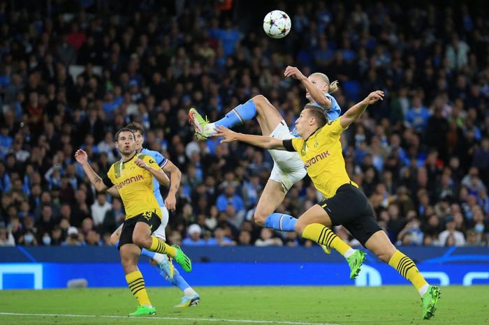 Striker Manchester City, Erling Haaland, mencetak gol ke gawang Borussia Dortmund dalam laga Grup G Liga Champions di Stadion Etihad, Rabu (14/9/2022).