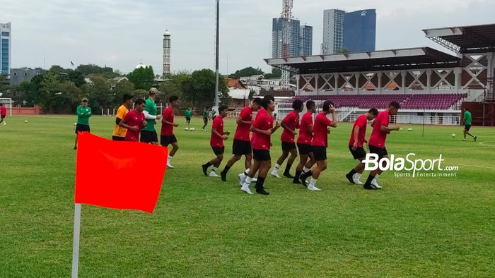 Skuad timnas U-19 Indonesia berlatih di Lapangan Thor, Surabaya pada Kamis (15/9/2022).