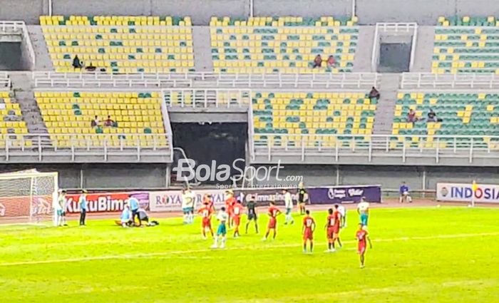 Momen kiper timnas U-20 Indonesia, Cahya Supriadi, mendapatkan perawatan setelah bebenturan ketika bertanding di Stadion Gelora Bung Tomo, Surabaya, Jawa Timur, 16 September 2022.