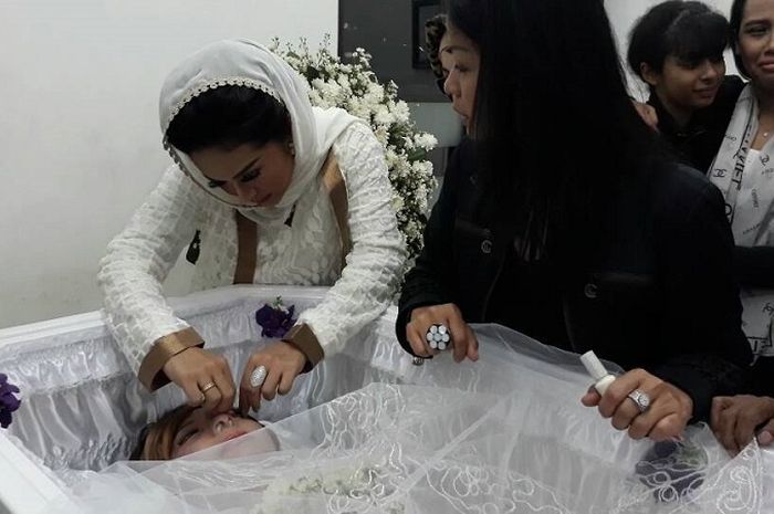 Krisdayanti saat dijumpai Grid.ID di rumah duka Fatmawati, Jakarta Selatan, Kamis (1/6/2017). KD membantu keluarga untuk memasangkan bulu mata palsu untuk jenazah Yana Zein.