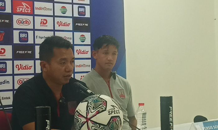 Caretaker Persis Solo. Rasiman dan Irfan Bachdim dalam sesi jumpa pers setelah laga melawan Bali United di Stadion Manahan, Surakarta, Jawa Tengah, Kamis (15/9/2022).