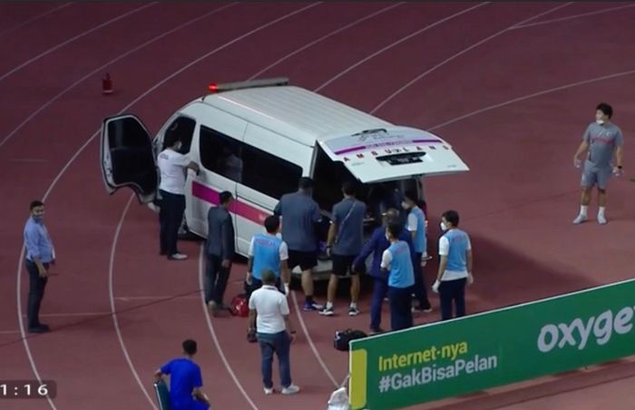 Kiper utama Timnas U-20 Indonesia Cahya Supriadi dimasukkan ke mobil ambulans untuk dibawa ke rumah sakit akibat cedera saat melawan Hongkong dalam Kualifikasi Piala Asia U-20 2022 di Stadion Gelora Bung Tomo, Surabaya, Jumat (16/9/2022) malam WIB.
