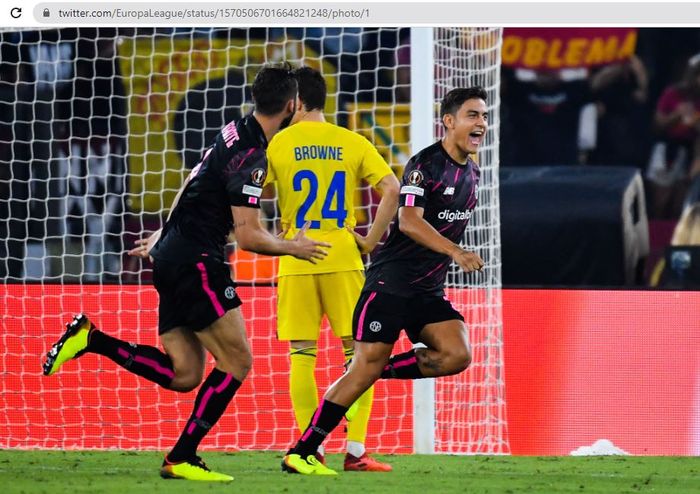 Penyerang AS Roma, Paulo Dybala, merayakan gol ke gawang HJK Helsinki pada matchday kedua Grup C Liga Europa 2022-2023 di Stadion Olimpico, Kamis (15/9/2022).