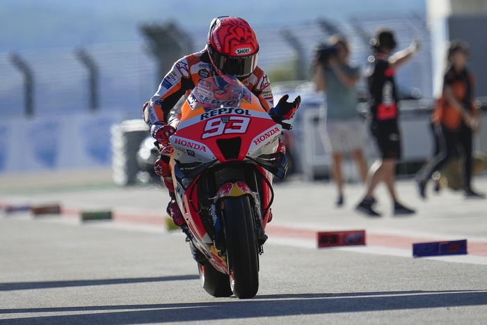 Pembalap Repsol Honda, Marc Marquez tengah berjalan di area pitlane pada hari pertama latihan bebas MotoGP Aragon 2022, Jumat (16/9/2022)