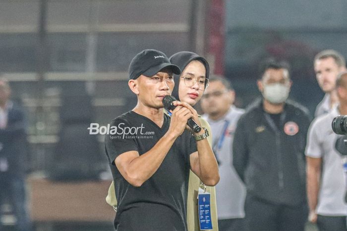 Ismed Sofyan menyampaikan salam perpisahannya dengan Persija Jakarta seusai skuad Macan Kemayoran bertanding  dalam laga pekan ke-10 Liga 1 2022 di Stadion Patriot Candrabhaga, Bekasi, Jawa Barat, 17 September 2022.