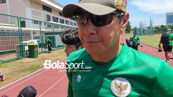 Shin Tae-yong saat memimpin latihan timnas U-20 Indonesia di Lapangan Thor, Surabaya pada Sabtu (17/9/2022).