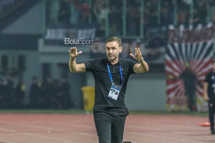 Pelatih Persija Jakarta, Thomas Doll, nampak sedang memberikan intruksi kepada para pemainnya dalam laga pekan ke-10 Liga 1 2022 di Stadion Patriot Candrabhaga, Bekasi, Jawa Barat, 17 September 2022.