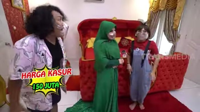 Kamar Roro Fitria yang berhias ranjang merah