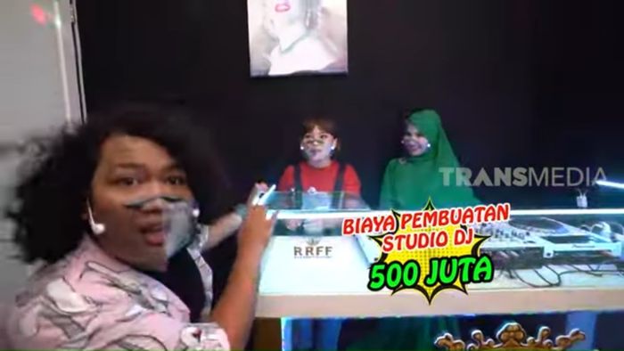 Studio DJ Roro Fitria