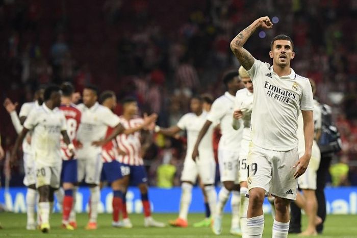 Para pemain Real Madrid merayakan kemenangan atas Atletico Madrid pada laga Liga Spanyol 2022-2023.