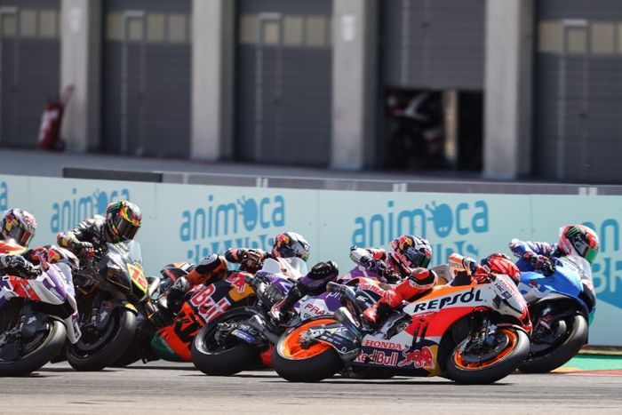 Pembalap Repsol Honda, Marc Marquez, memacu motornya di tikungan pertama pada balapan MotoGP Aragon di Motorland Aragon, Spanyol, 18 September 2022. 