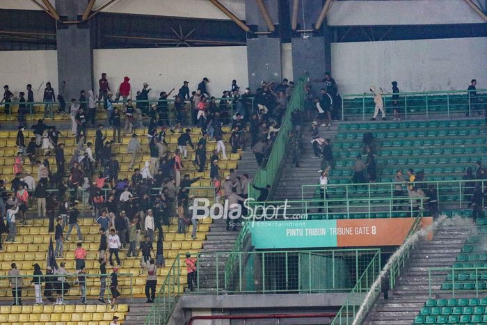 Oknum kedua suporter yang berbeda terlibat keributan saat laga FC Bekasi City kontra PSIM Yogyakarta dalam laga pekan ketiga Liga 2 2022 di Stadion Patriot Candrabhaga, Bekasi, Jawa Barat, 19 September 2022.