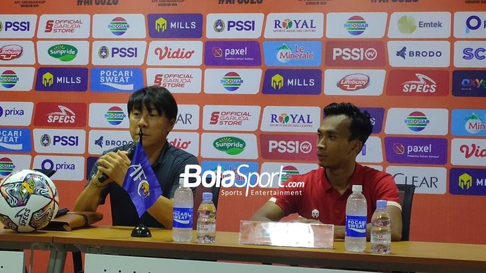 Pelatih timnas U-20 Indonesia, Shin Tae-yong dan Robi Darwis usai laga melawan Vietnam yang berakhir untuk kemenangan Garuda Nusantara 3-2 di Stadion Gelora Bung Tomo (GBT) di gup F Kualifikasi Piala Asia U-20 2023, Minggu (18/9/2022).