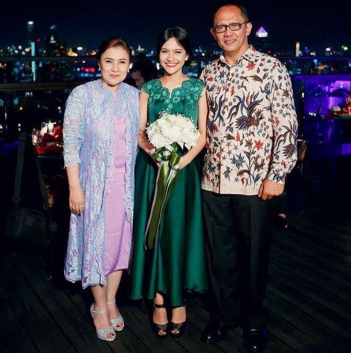 Potret Misha Johanna bersama kedua orang tuanya.