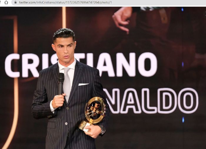 Cristiano Ronaldo saat menerima penghargaan di acara Gala Quinas de Ouro 2022.
