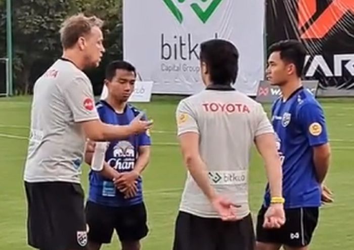 Pelatih Timnas Thailand Mano Polking berbicara serius dengan Chanathip Songkrasin dan Supachok Sarachat.