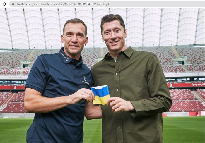 Andriy Shevchenko (kiri) memberikan ban kapten bergambar bendera Ukraina kepada Robert Lewandowski (kanan) yang akan digunakan pada Piala Dunia 2022 nanti.