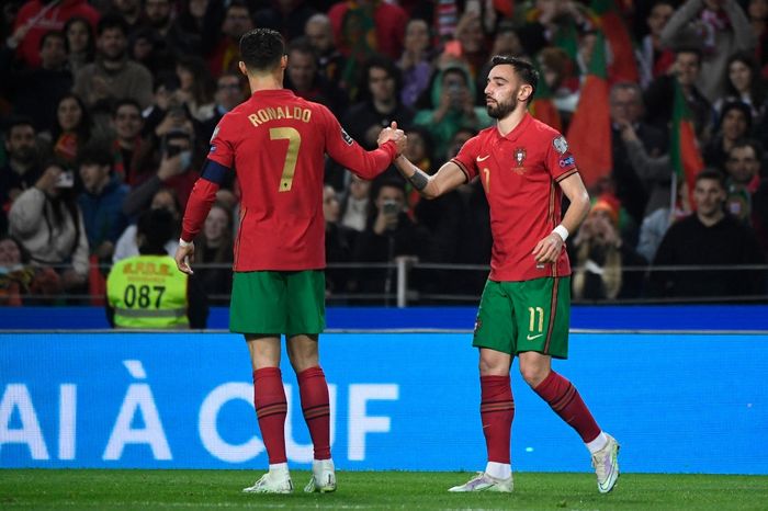 Dua pemain timnas Portugal, Cristiano Ronaldo dan Bruno Fernandes, merayakan gol ke gawang timnas Makedonia Utara dalam laga Kualifikasi Piala Dunia 2022 Zona Eropa di Stadion Dragao, 29 Maret 2022.