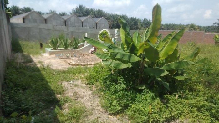 Area Pemakaman Brigadir J atau Brigadir Yosua di Taman Pemakaman Umum Desa Suka Makmur saat ini kondisinya telah dikelilingi rumput yang cukup tinggi