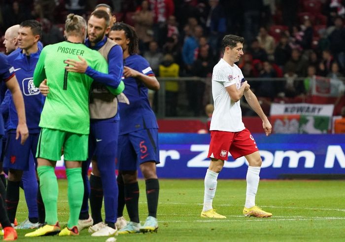 Striker timnas Polandia, Robert Lewandowski, tertunduk lesu seusai laga Liga A Grup 4 UEFA Nations League kontra timnas Belanda di Stadion Narodowy, Kamis (22/9/2022).
